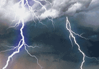 伴随着闪电和雷声 还以为可以找到 一场秋雨一场凉的感觉.