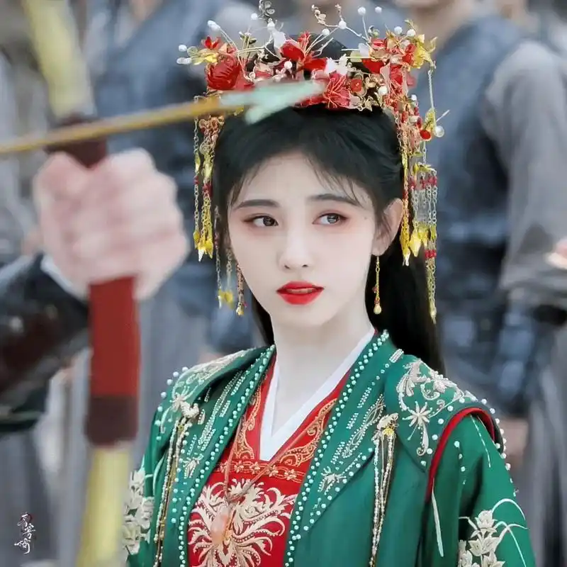 表情灵动少女感十足!#鞠婧祎# #花戎##每日娱乐新鲜事