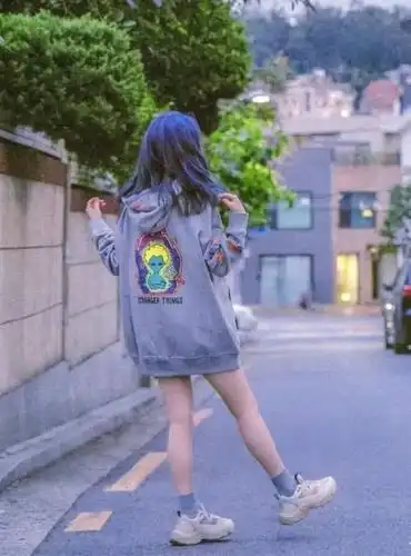 雪莉离世后iu大变样,染蓝发出街只穿一件卫衣,腿细成电棒!