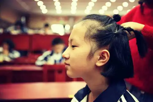 小家碧玉般的侧脸轮廓  你叫什么名