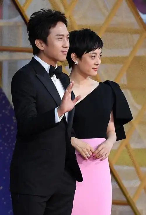 孙俪笑得太甜蜜穿拼接礼服与穿着西装的邓超同框牵手真挺恩爱