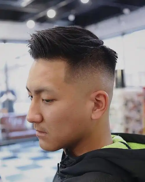 两侧推短的男士发型,还可以搭配头顶不同的长度,来演变出各种款式