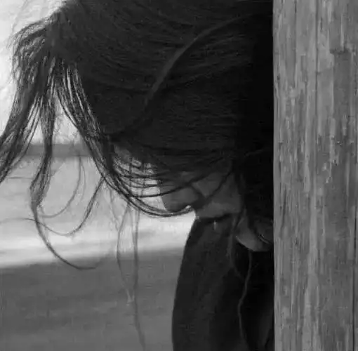 朋友圈伤感戳心的句子:"一个人很酷 可是还是很想哭"