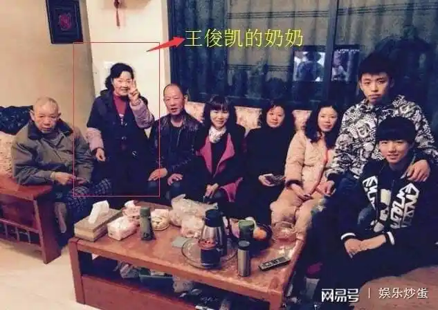 那时的央视正在征集全家福照片,王俊凯于是拍摄了自