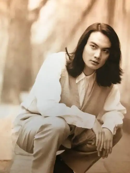 3月8日,李泉晒出自己年轻时候的一张照片,只见他长发披肩,飘逸柔顺,一