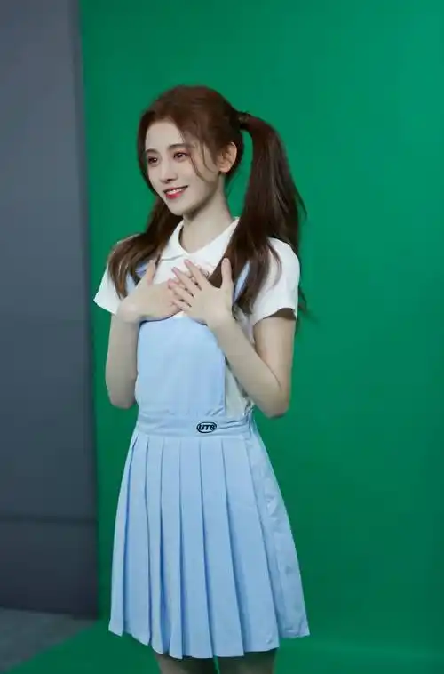 鞠婧祎身材令人羡慕,身穿黑色露腰连衣裙,蝴蝶结装饰个性十足_风格