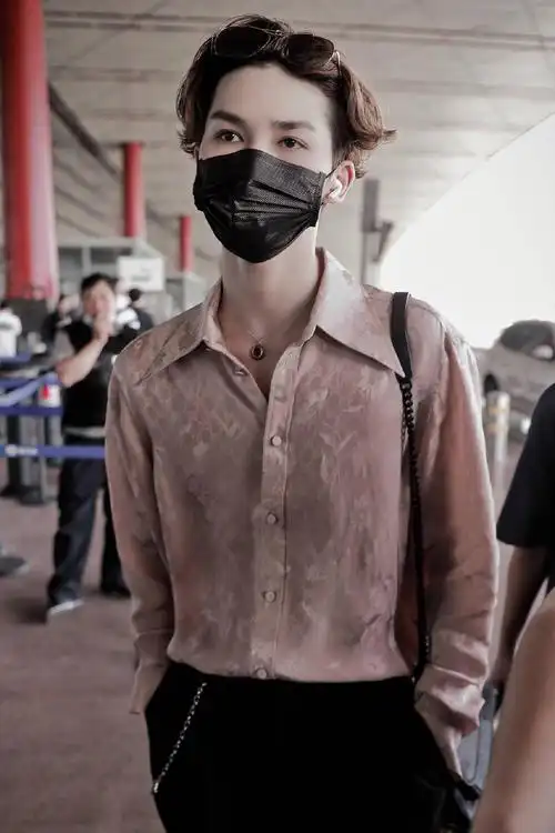 朱正廷现身机场飞往重庆 精致男孩用手机当镜子确认发型