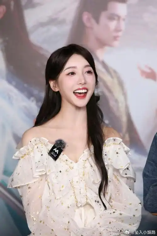 姜贞羽花苞红裙#今天《少年白马醉春风》线下活动姜贞羽一袭红衣真的