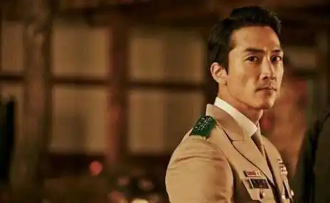 神仙姐姐刘亦菲前男友,韩国男神宋承宪,年过40优雅酷炫_黑色_魅力十足