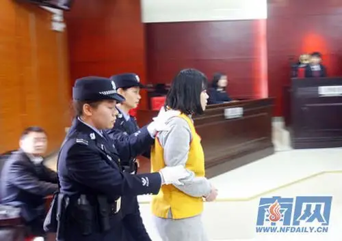 番禺区法院在沙湾刑事审判庭对许某欢摔伤4岁女童一案进行一审宣判