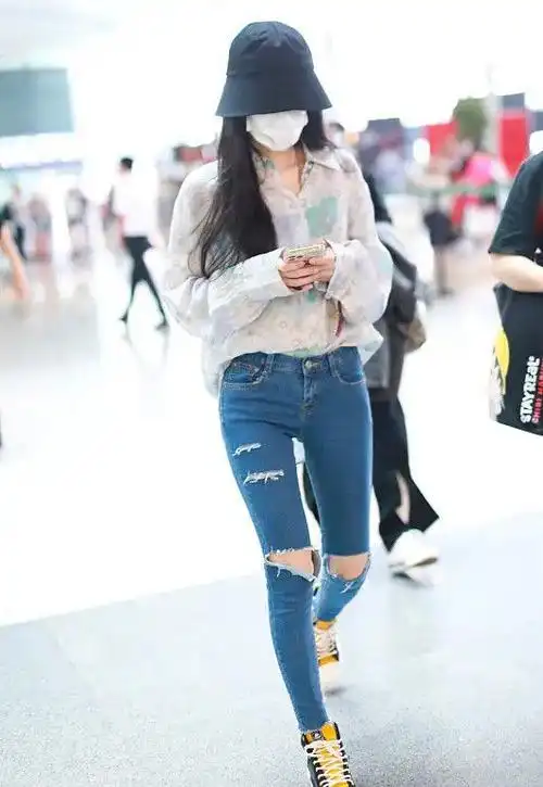 张碧晨也太瘦了吧这么紧的牛仔裤都塞得下牙签腿真吸睛