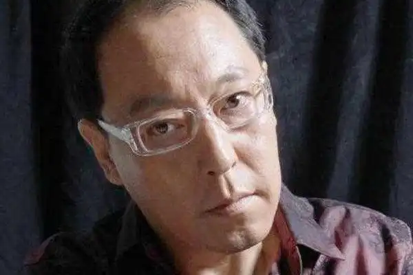 他是靳东的父亲,曾比刘德华还红,47岁一夜爆红,如今成这样