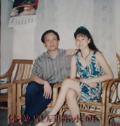 李宁虽然老的有点快,但妻子的颜值仍然不见老,不仅有气质还优雅