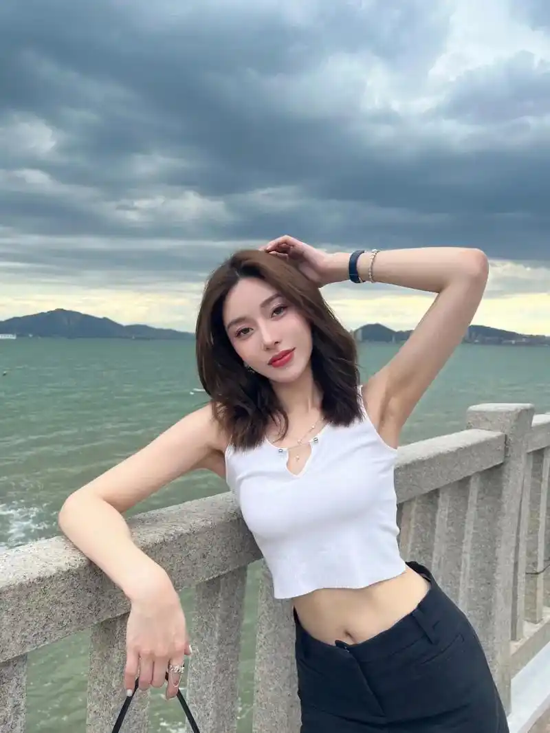 说好我们一起来看海的,人昵#美女 #好看的小姐姐 #完美身材 - 抖音