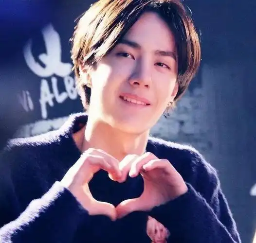 有没有王一博比心的图片呀