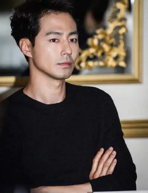 年龄越大越觉得帅,最喜欢的韩国男演员了#赵寅成  #图片分享   #头像