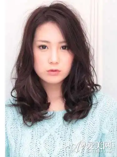 女生烫发电发发型 长发凸显淑女气质