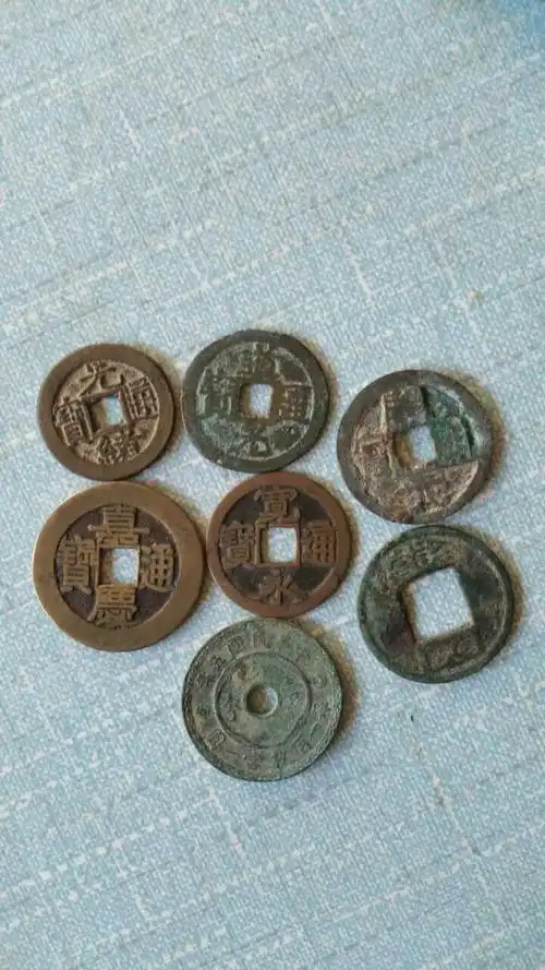 我有一些古币铜钱看看有值得收藏的吗?哪个值钱