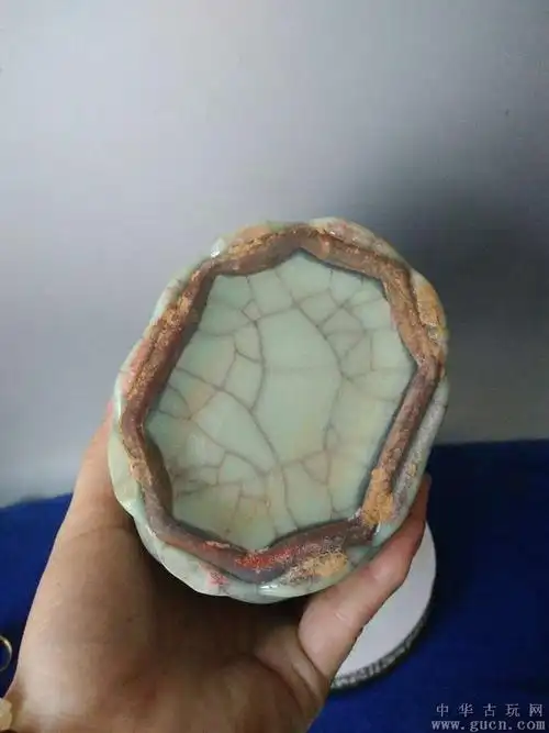 下乡收的少见的宋代官窑冰裂纹赏瓶