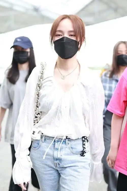 孟佳机场真会穿,穿牛仔短裤出门,真潮