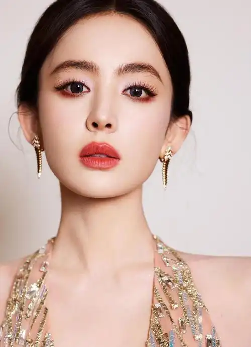 亲爱的古力娜扎粉丝们,你们所崇拜的偶像,那位集美貌与才华于一身的