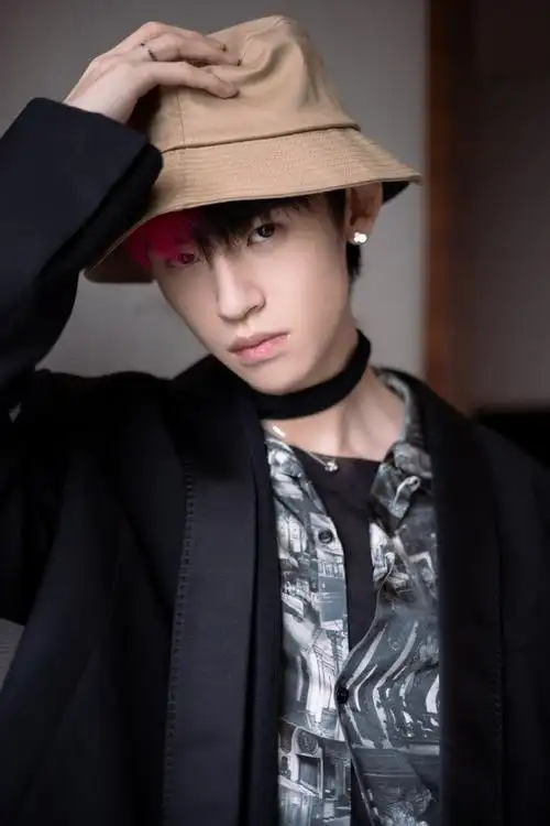 小鬼王琳凯今日份活动造型图来啦 粉黑发色的鬼哥帅气十足