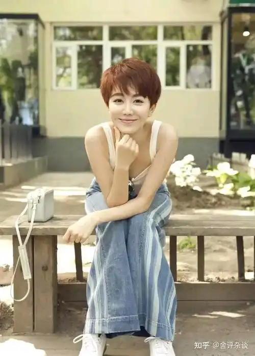 姜妍并没有听从干妈的警告:不要恋爱,不要性感,要踏踏实实.