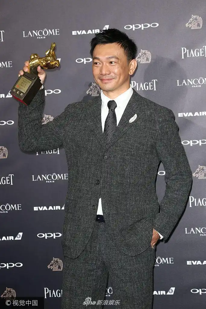 组图:黄信尧金马奖双丰收 双手各握奖杯满面春风