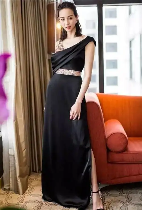 张钧甯早年出席活动身穿黑色吊带礼服满满的都是成熟女人气息