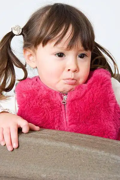 一个小女孩撅嘴