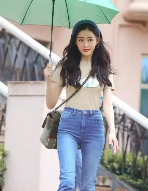 张天爱身着红色抹胸裙,t台表现炸裂,完美身材评分100惹火舆论场