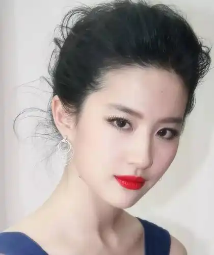 刘亦菲就挺爱露额头的,她的发际线长得蛮好看,高度合适,整体过渡自然.