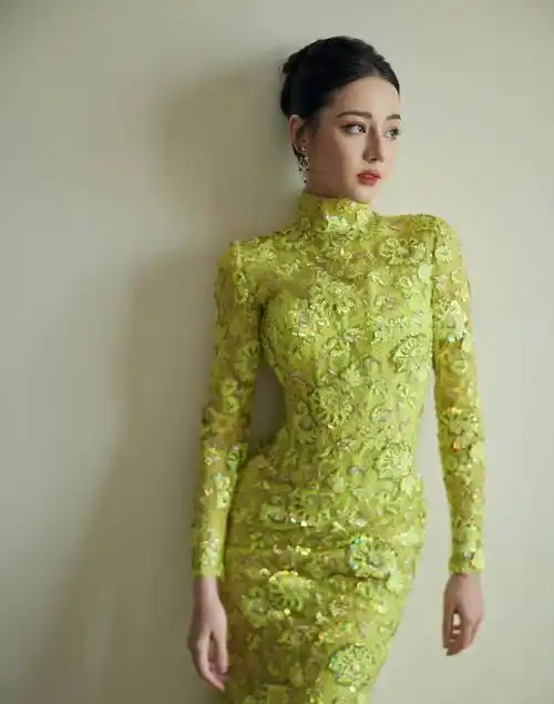 迪丽热巴再现迷人美貌,黄绿色礼服秀好身材,露背设计秀蝴蝶骨_活动