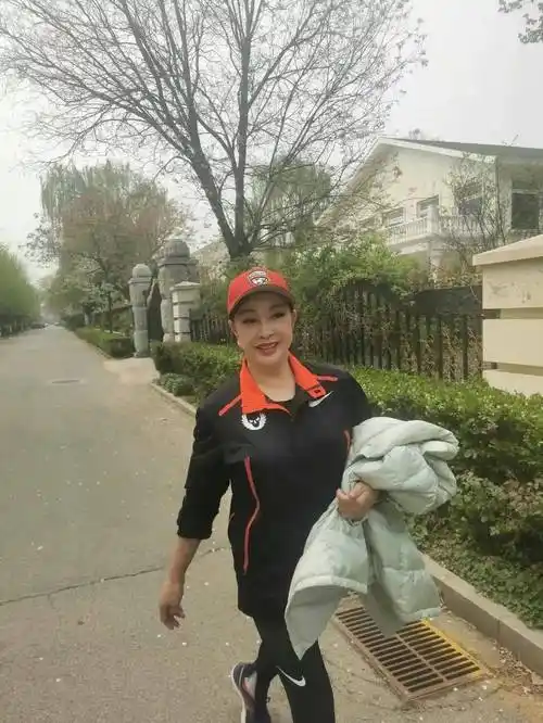 原创刘晓庆自家别墅外踏青感受春天气息本人心态好大耳朵太抢镜