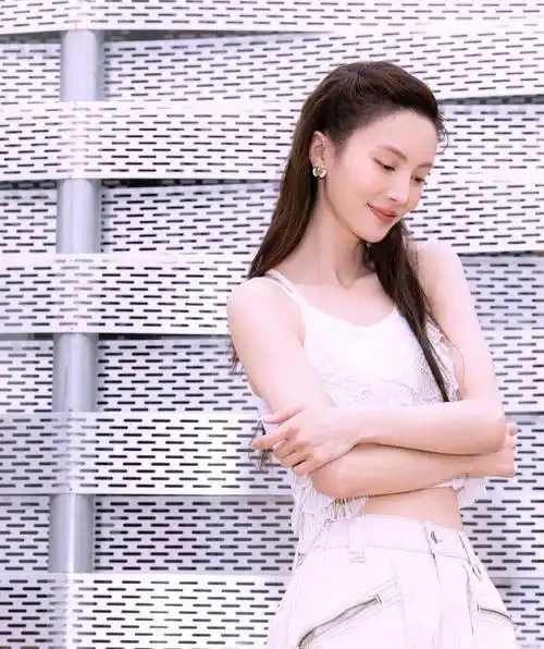 那么郭麒麟就可能会步入彭昱畅的后尘了,之前彭昱畅和江疏影演感情戏