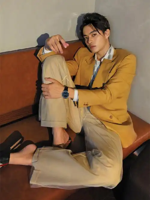 傅恒少爷许凯又出新大片,穿土气的格纹外套居然也好看!