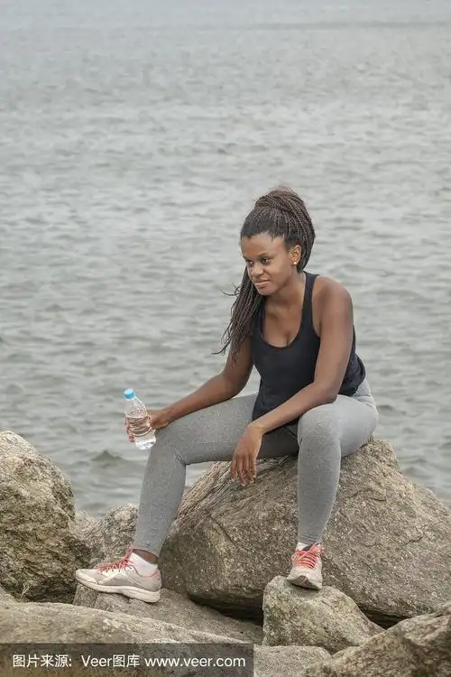 巴西黑人妇女在户外做运动