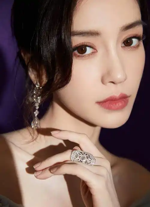 星光闪闪的唯美意境,angelababy优雅的在出现在小桥上,疑似仙女落凡间