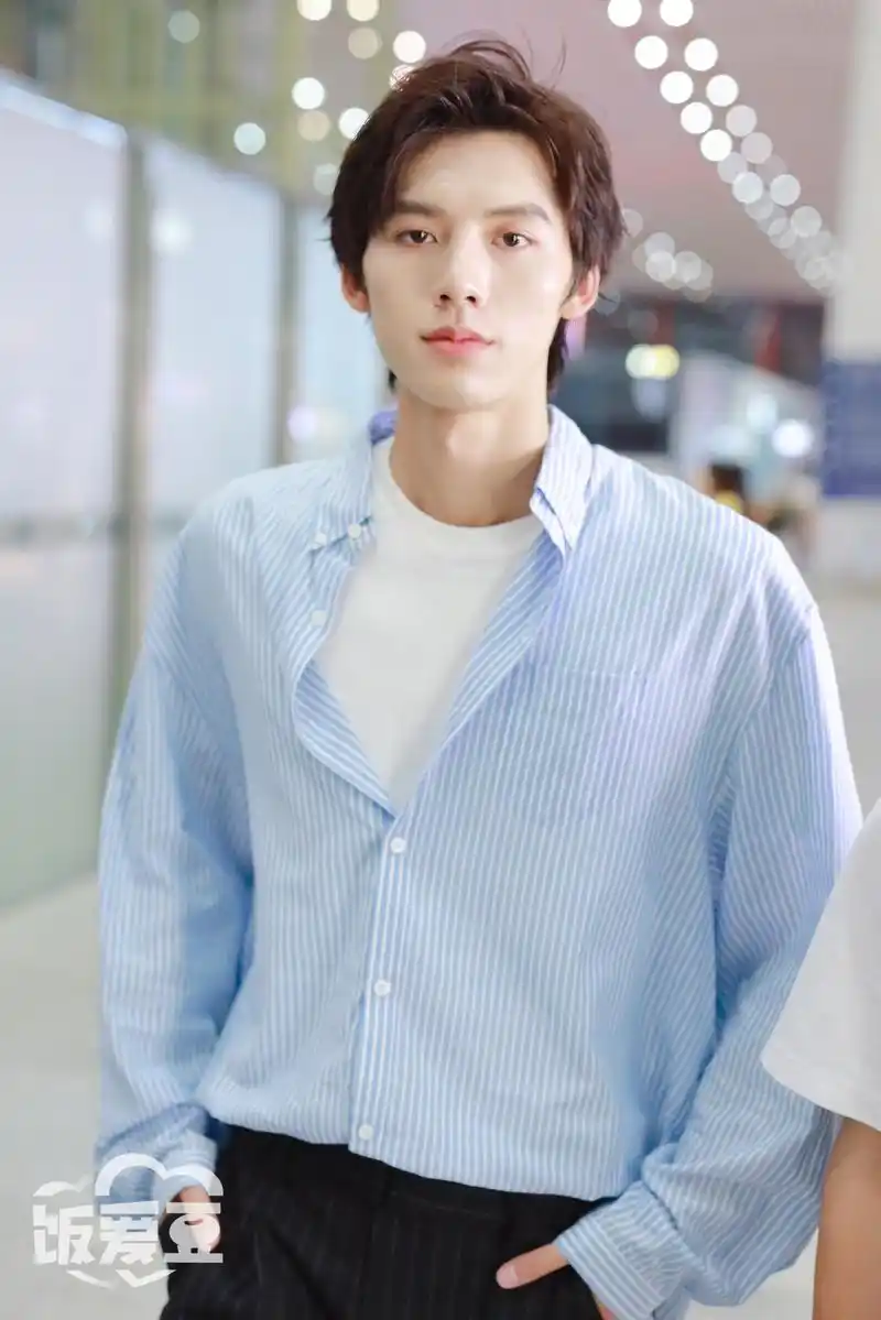 190824 邓超元北京出发,  邓超元机场走出了秀场的感觉,这个对视awsl