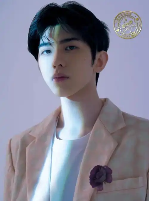 智族gq8月 蔡徐坤封面 店赠蔡徐坤海报 明信片2021年7/8月世界时装之