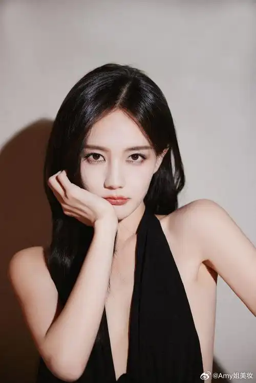 李一桐黑玫瑰深v裙