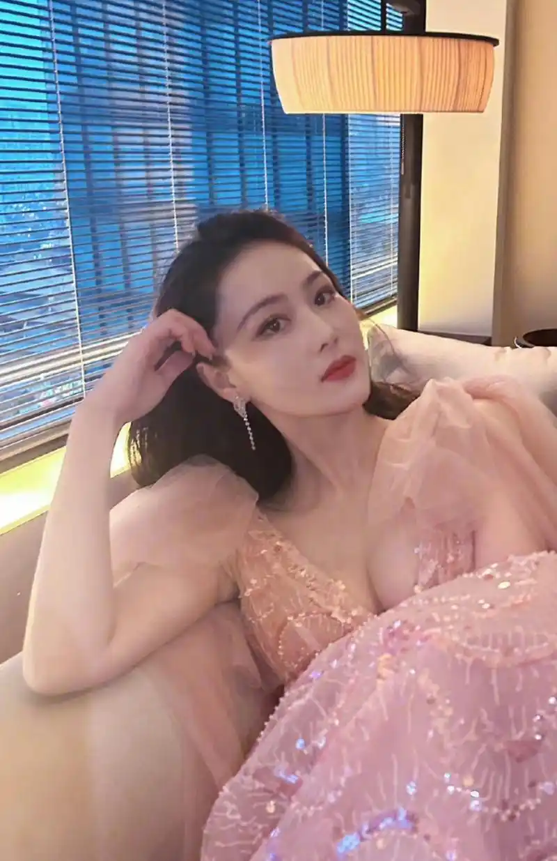 内衣小仙女张馨予粉色纱裙写真曝光,太炸了!