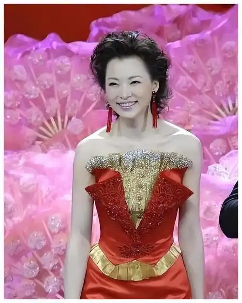 董卿主持新节目大火热播收视率节节攀升引发热议