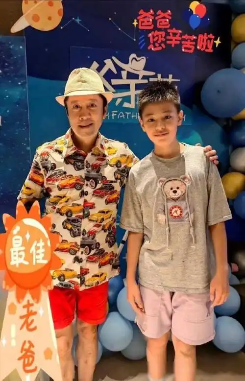 56岁蔡国庆给6岁小儿子庆生两个儿子英俊异常孩子生母却成谜