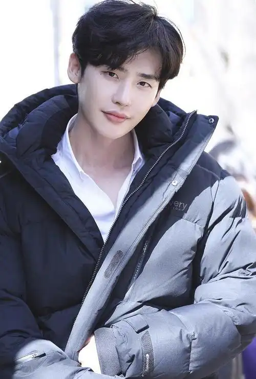 3,蔡徐坤 好像脸上有不少痣,都挺好看的 这颗泪痣让他变得温和好多,给