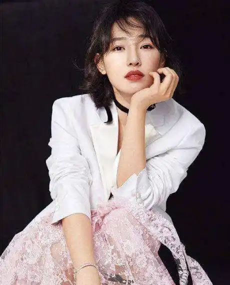 原创白百何新恋情曝光带儿子和神秘男约会三人同返小区