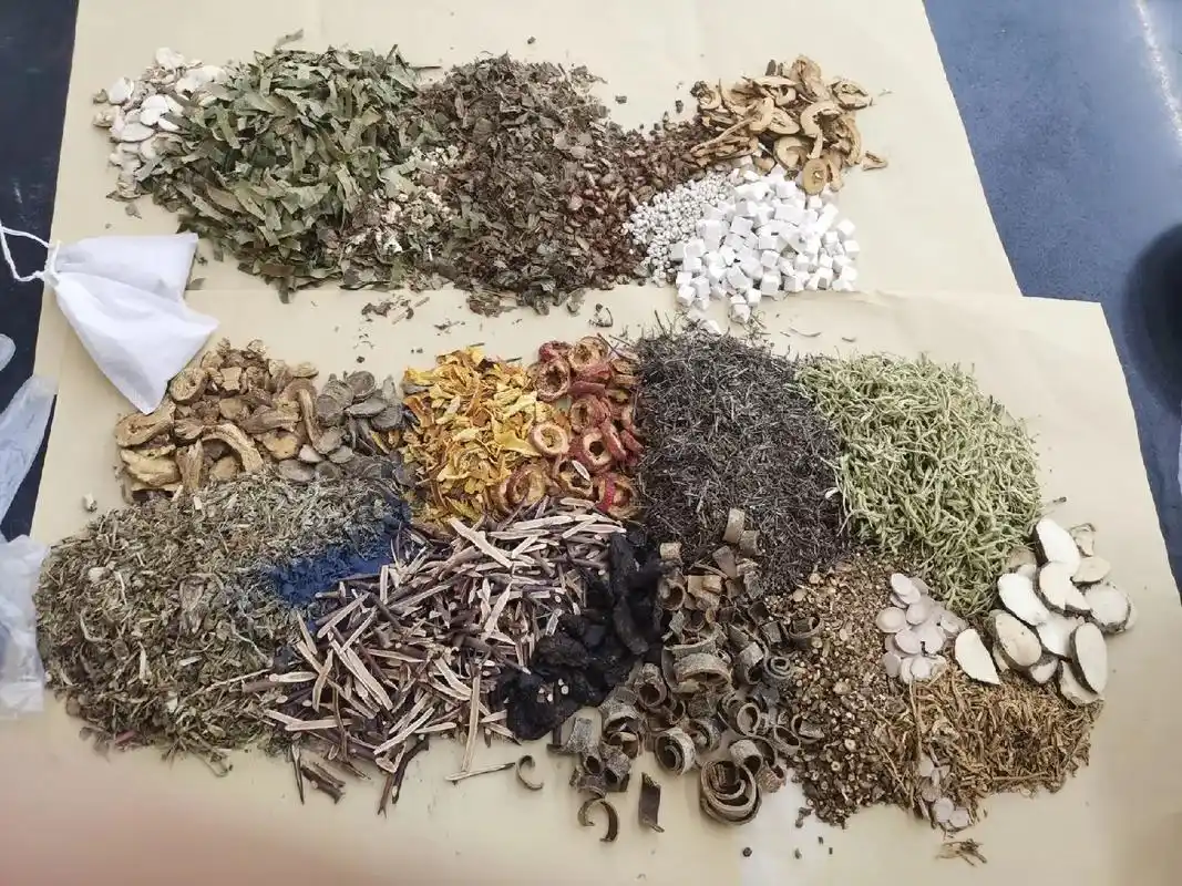 抓药是一种享受,把每种中药程量,混合,包好,闻着药香,感受中 - 抖音