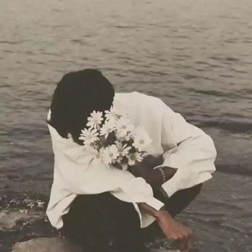 少年与捧花男生头像ins伤感孤独背影