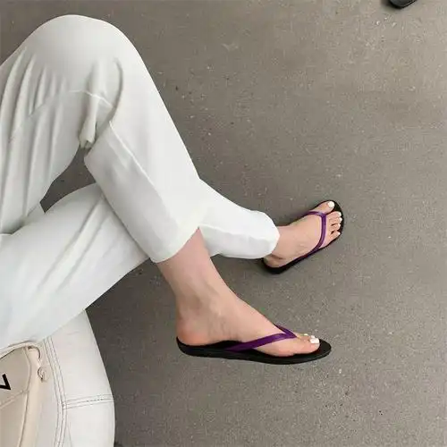 人字拖鞋moo新品女士人字拖潮橡胶防滑平底夹脚沙滩外穿拖鞋黑底白色