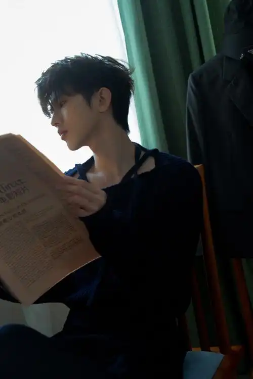 蔡徐坤西湖水色大片